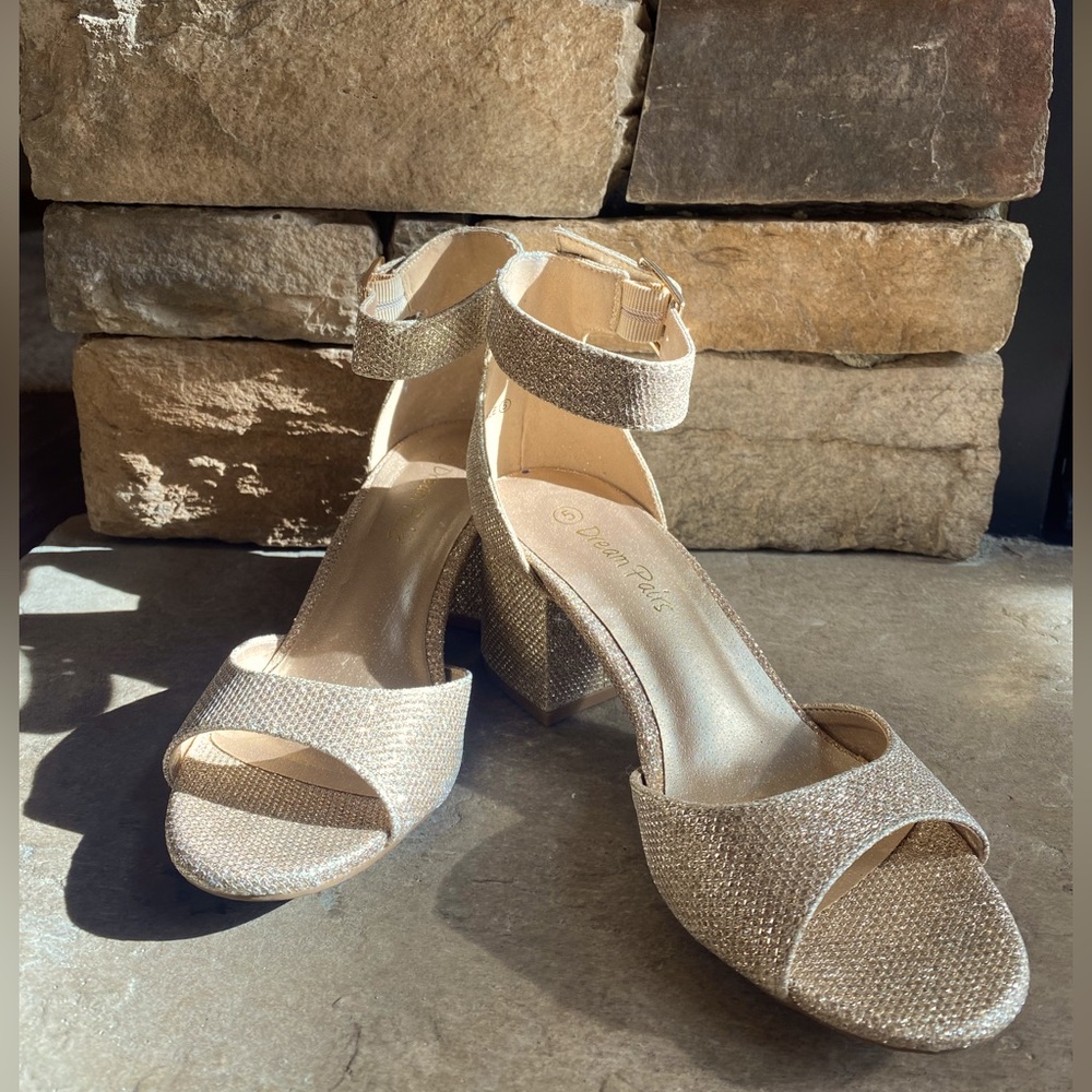 Super cute gold sparkly Dream Paris shoes💫
